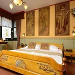 Janus Boutique & Hotel