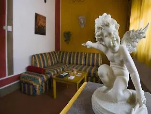 Janus Boutique & מלון