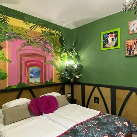 Janus Boutique & שיופוק