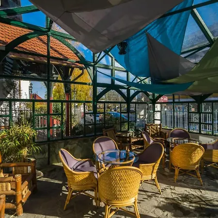Janus Boutique & שיופוק