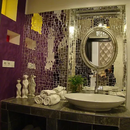 Janus Boutique & שיופוק