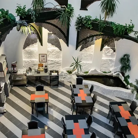 Janus Boutique & שיופוק