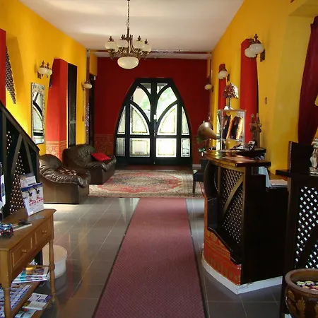 Janus Boutique & שיופוק