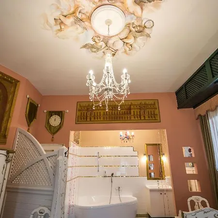 Janus Boutique & שיופוק