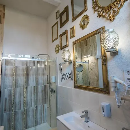 Janus Boutique & מלון שיופוק